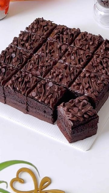 6 pices chocolate pastry cake