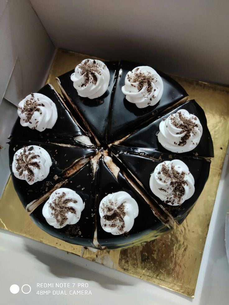 8 pices chocolate pastry cakes