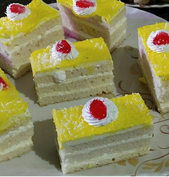 6 pice painapple pastry cakes