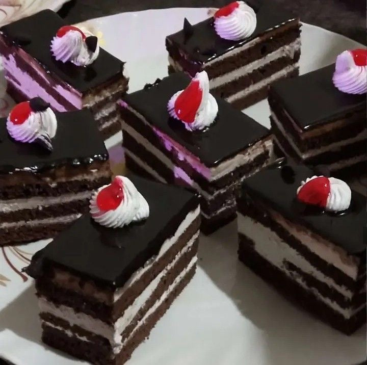 Chocolate pastry cake 6 pices