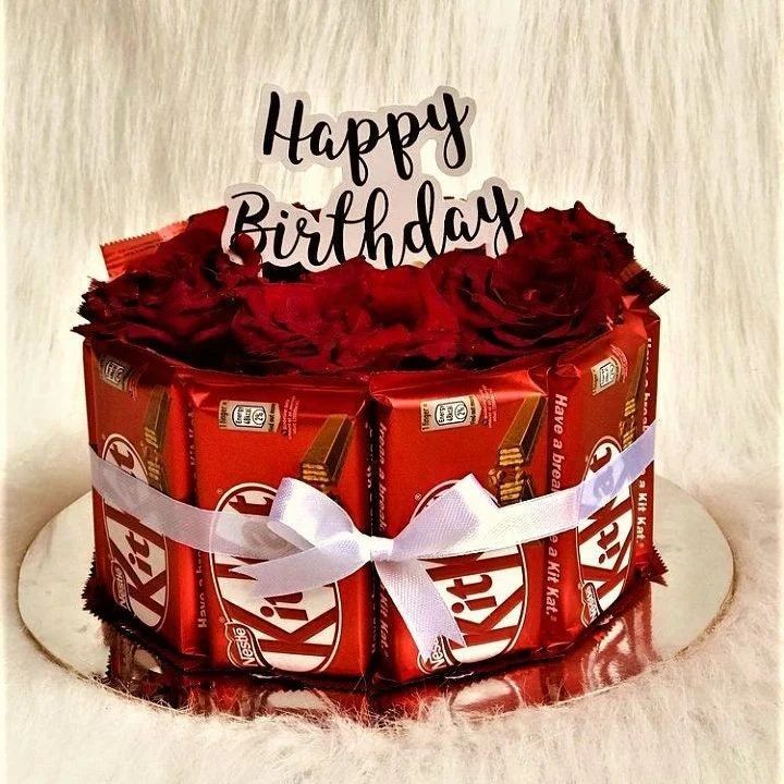 10 kitkat with beautiful flowers paking round bouquet