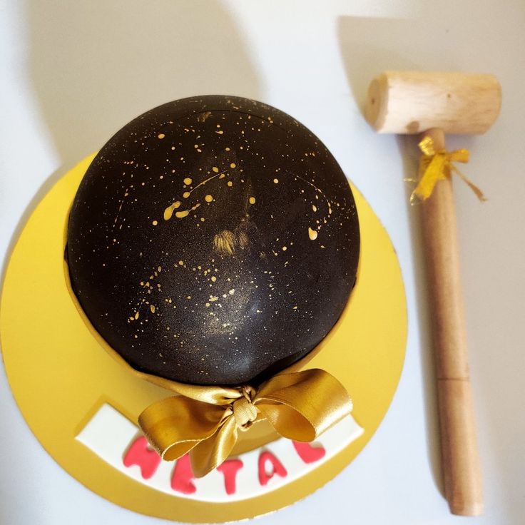 Round pinata chocolate cake eggless with free Hummer
