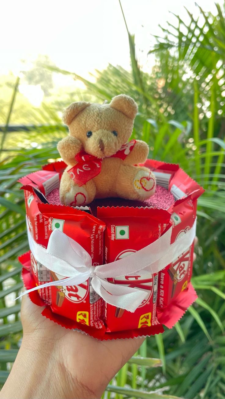 10 kitkat chocolate round with teddy