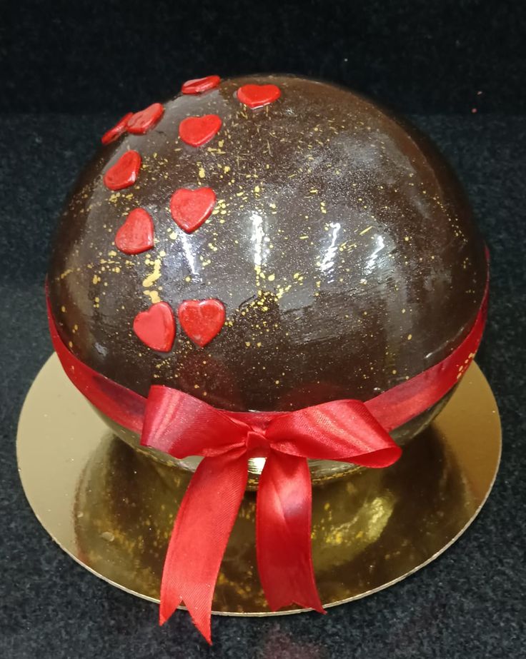Round pinata cake with small red hearts