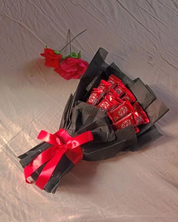 12 kitkat chocolate bouquet with black paper paking